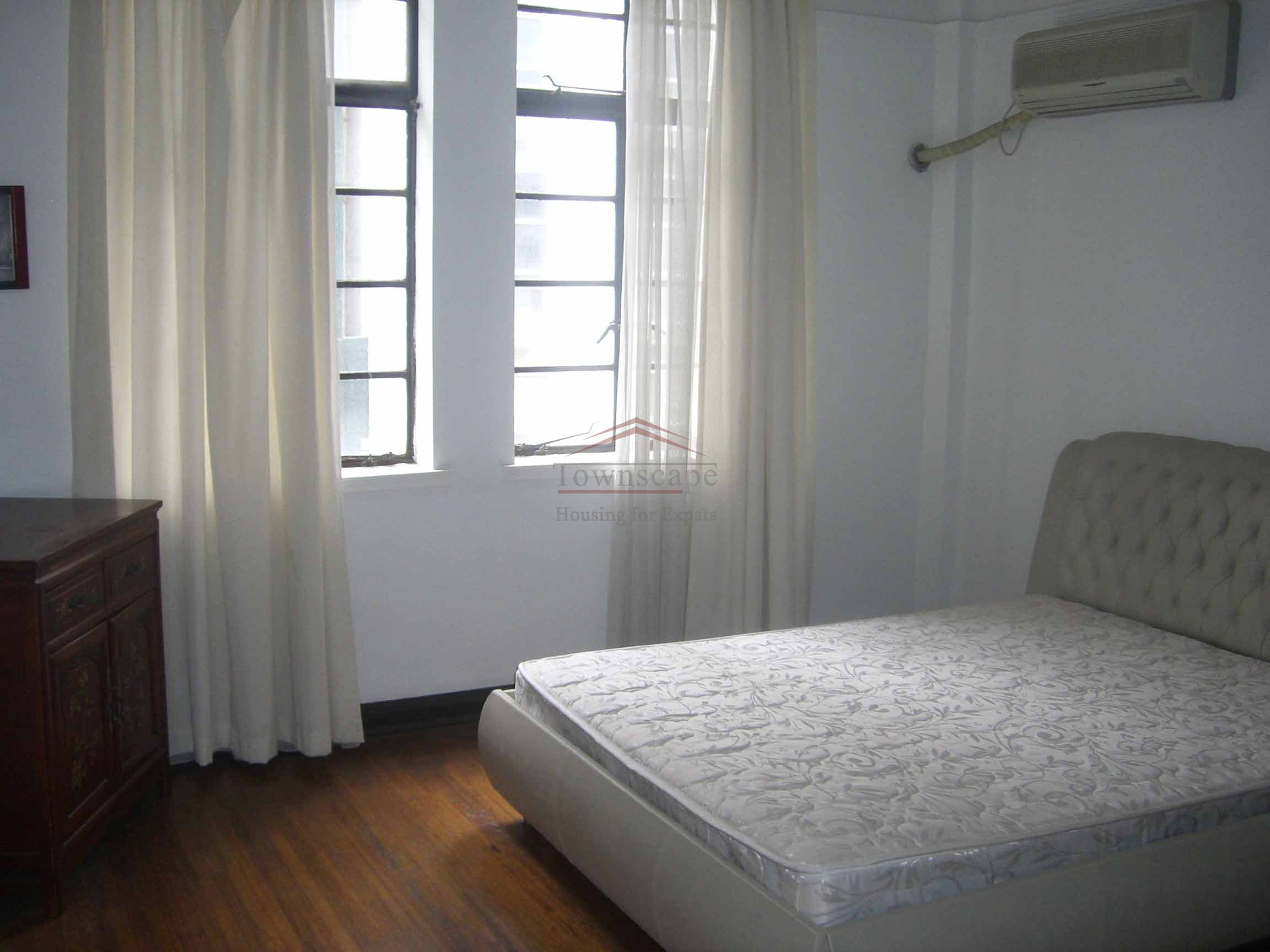 rent house in Shanghai 3 Bedroom Apt. West Nanjing rd. L2 w/Library