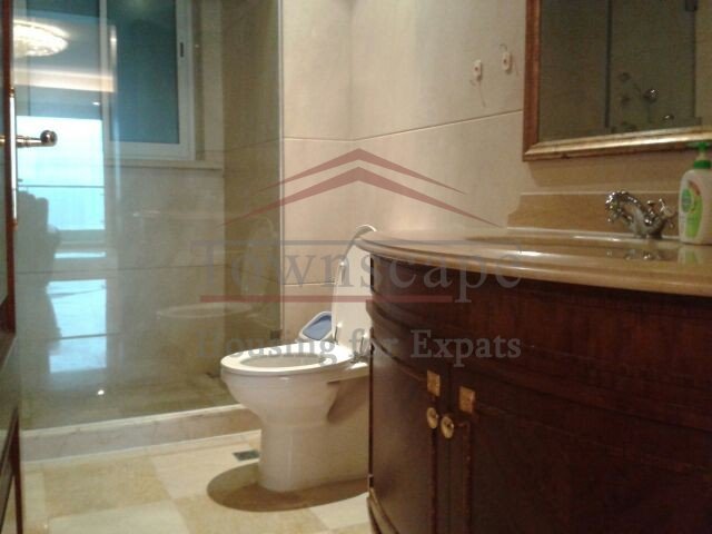  Huge Luxury 2 BR apartment Lujiazui w/ gym,pool,etc