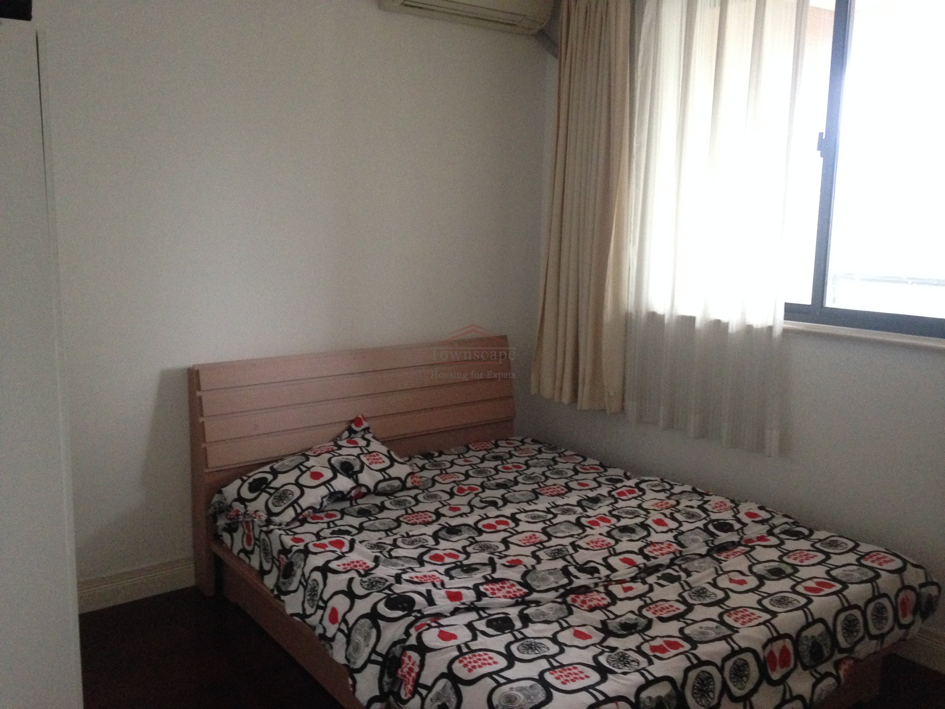 expat housing Shanghai Wonderful 3 BR Apt. West Naning Rd Line 2