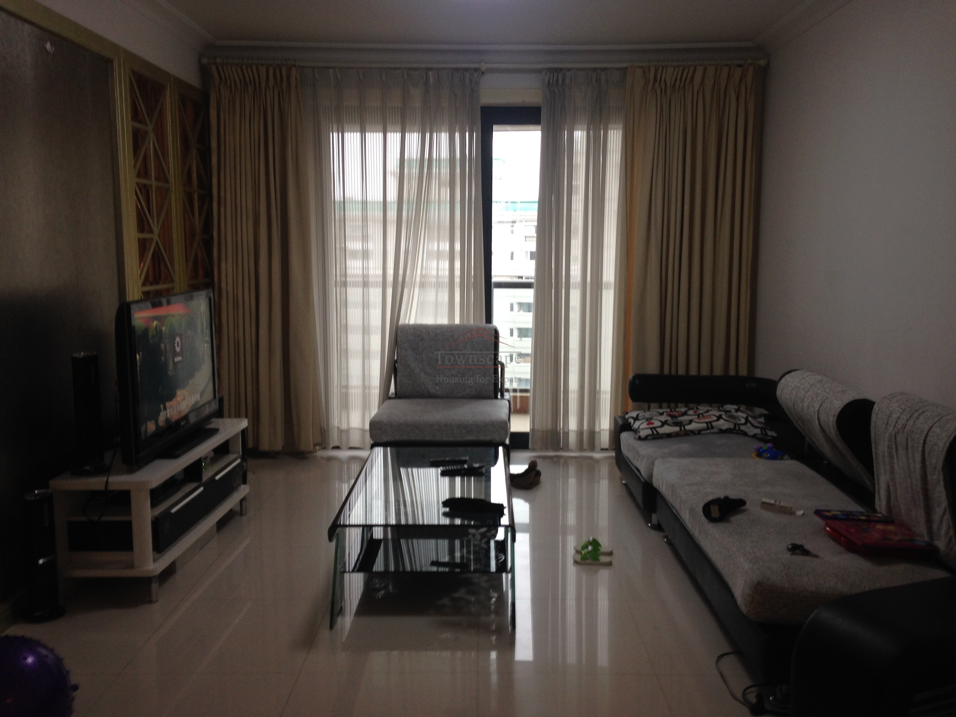 Shanghai apartment Wonderful 3 BR Apt. West Naning Rd Line 2