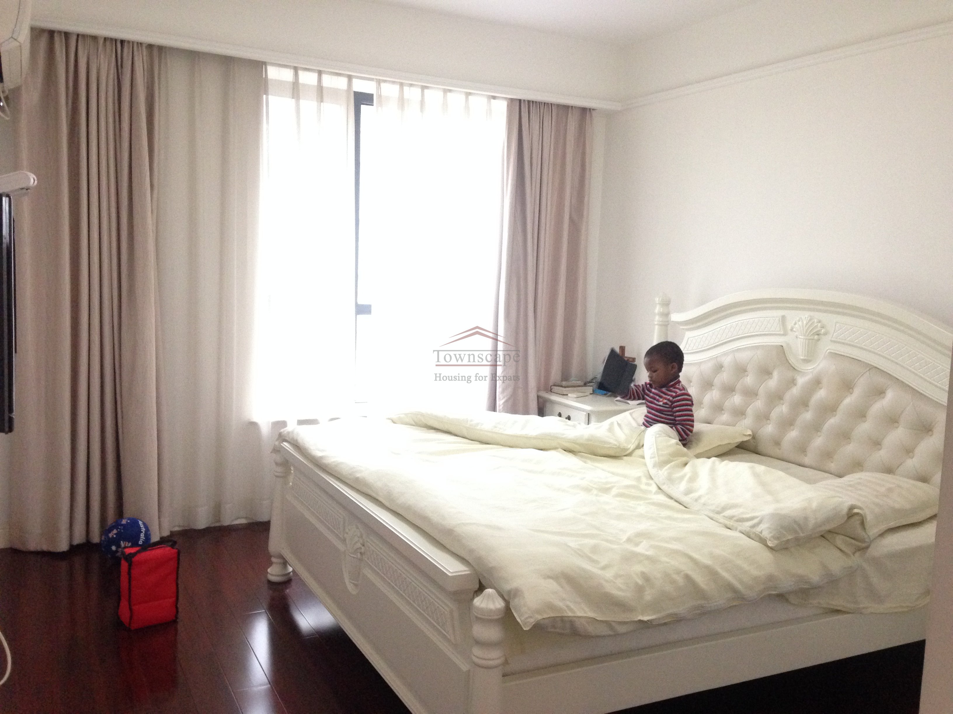 Apartment rent Shanghai Wonderful 3 BR Apt. West Naning Rd Line 2