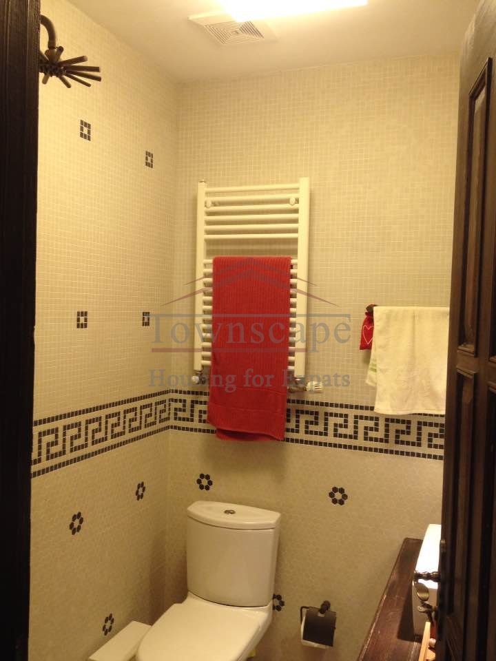 Shanghai apartment to rent Excellent 2 Bed Old Apt. West Nanjing Road near Metro L 1/2/8