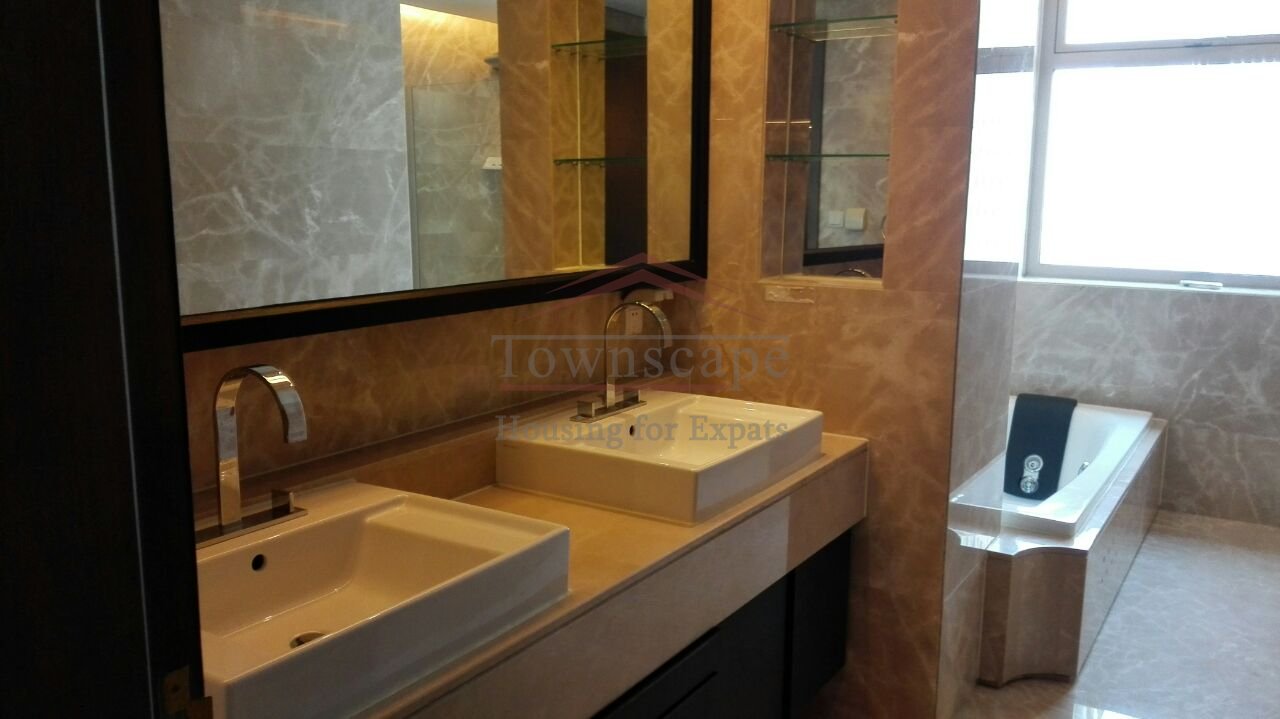 rent in sahnghai Huge 4 Bedroom Apartment Lujiazui with Bund view