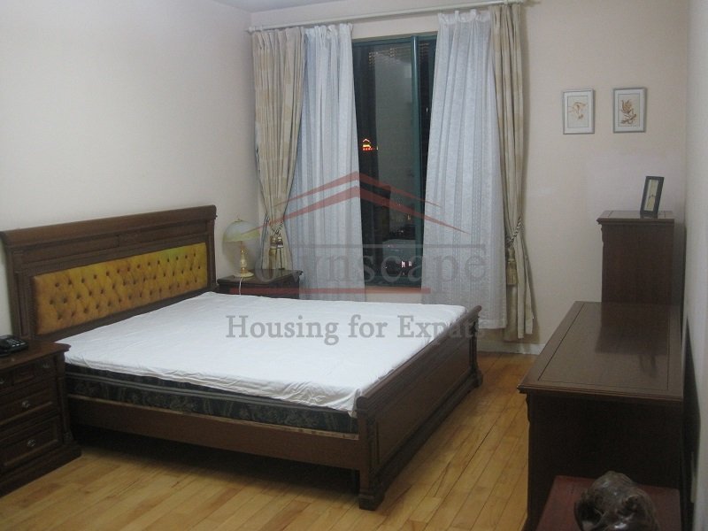  Excellent 3 BR Apartment near the Bund and L9