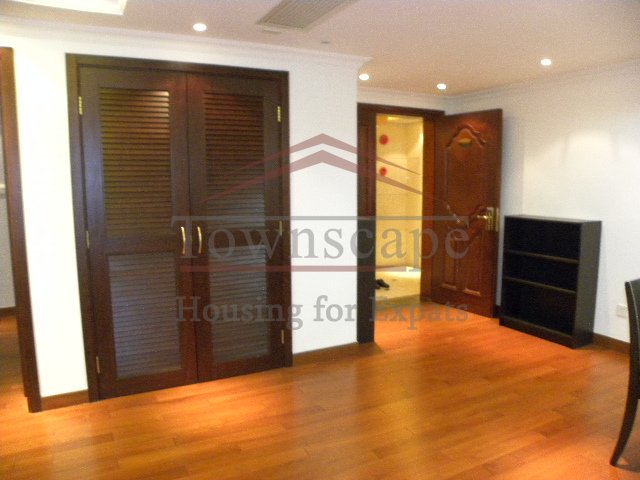  Excellent 3 bedroom Apartment in Gubei near Line 10 w/pool,gym