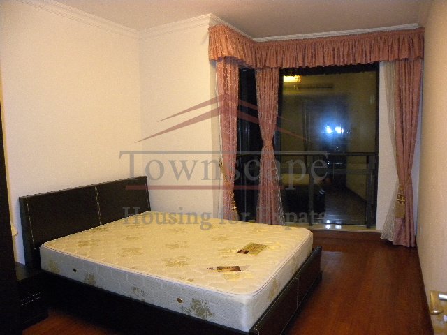  Excellent 3 bedroom Apartment in Gubei near Line 10 w/pool,gym
