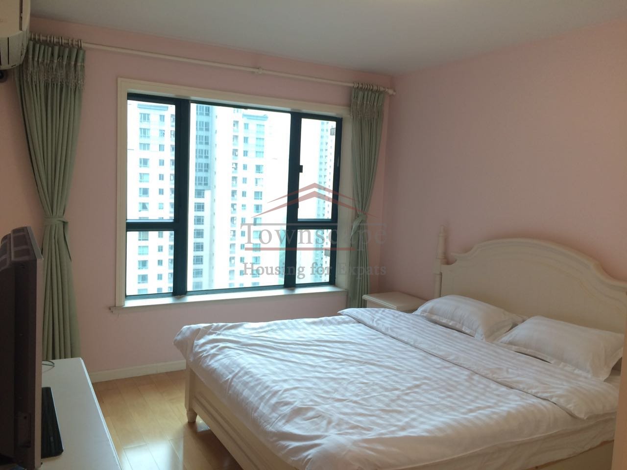  Excellent 2 bedroom Apt. in Shanghai French Concession