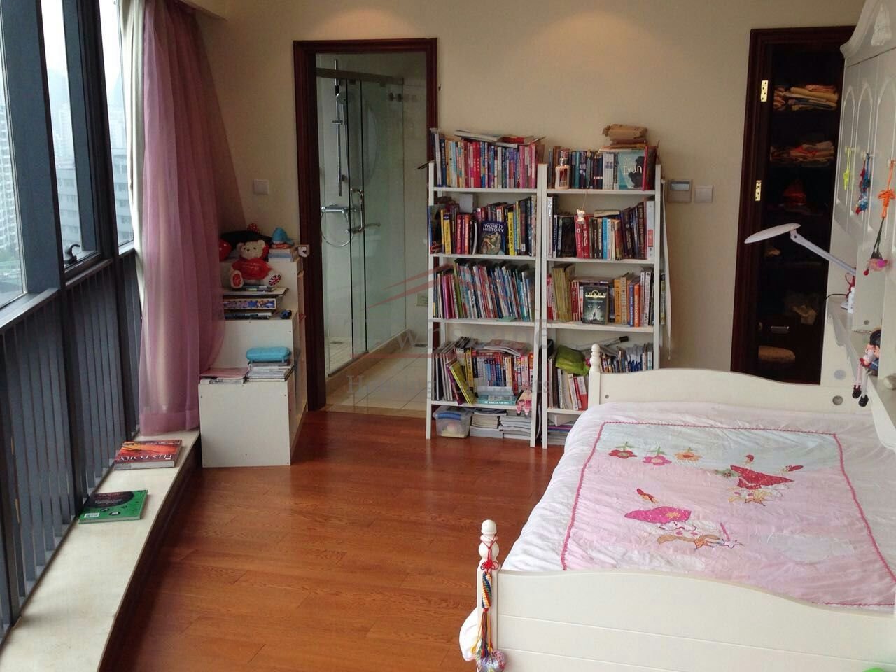  Spacious 3BR apartment with balcony for rent in Hongqiao