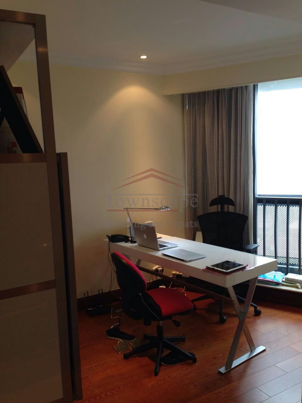  Spacious 3BR apartment with balcony for rent in Hongqiao
