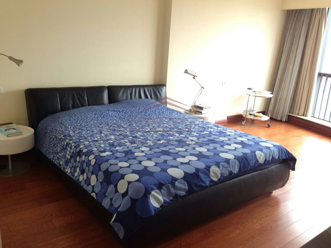  Spacious 3BR apartment with balcony for rent in Hongqiao