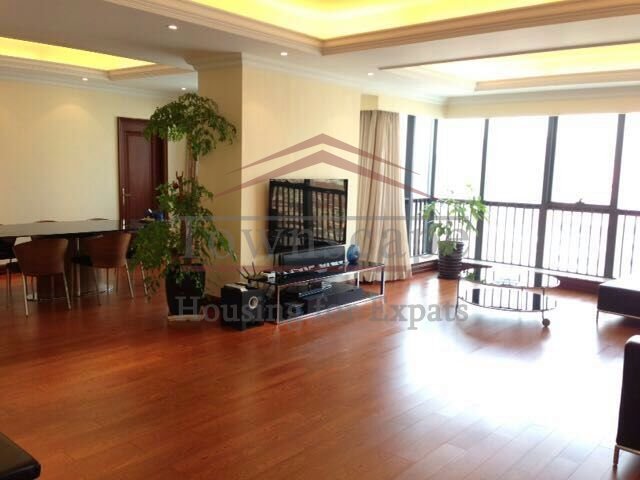  Spacious 3BR apartment with balcony for rent in Hongqiao