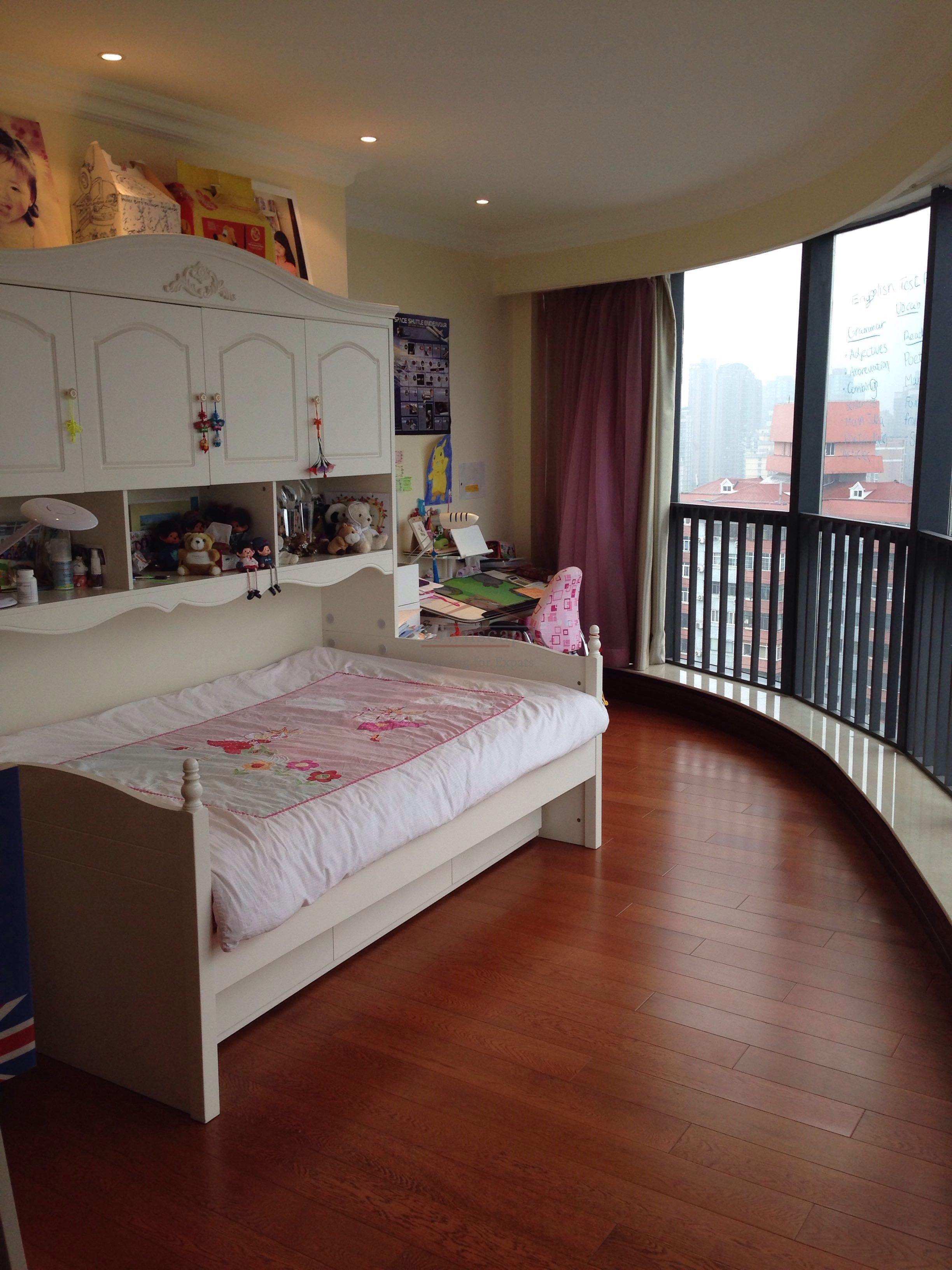  Spacious 3BR apartment with balcony for rent in Hongqiao