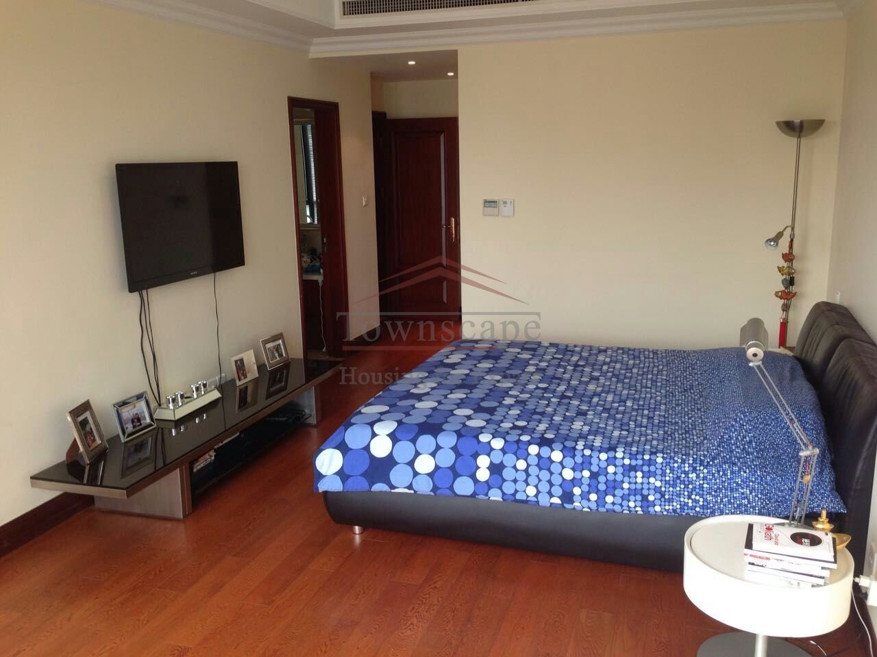  Spacious 3BR apartment with balcony for rent in Hongqiao