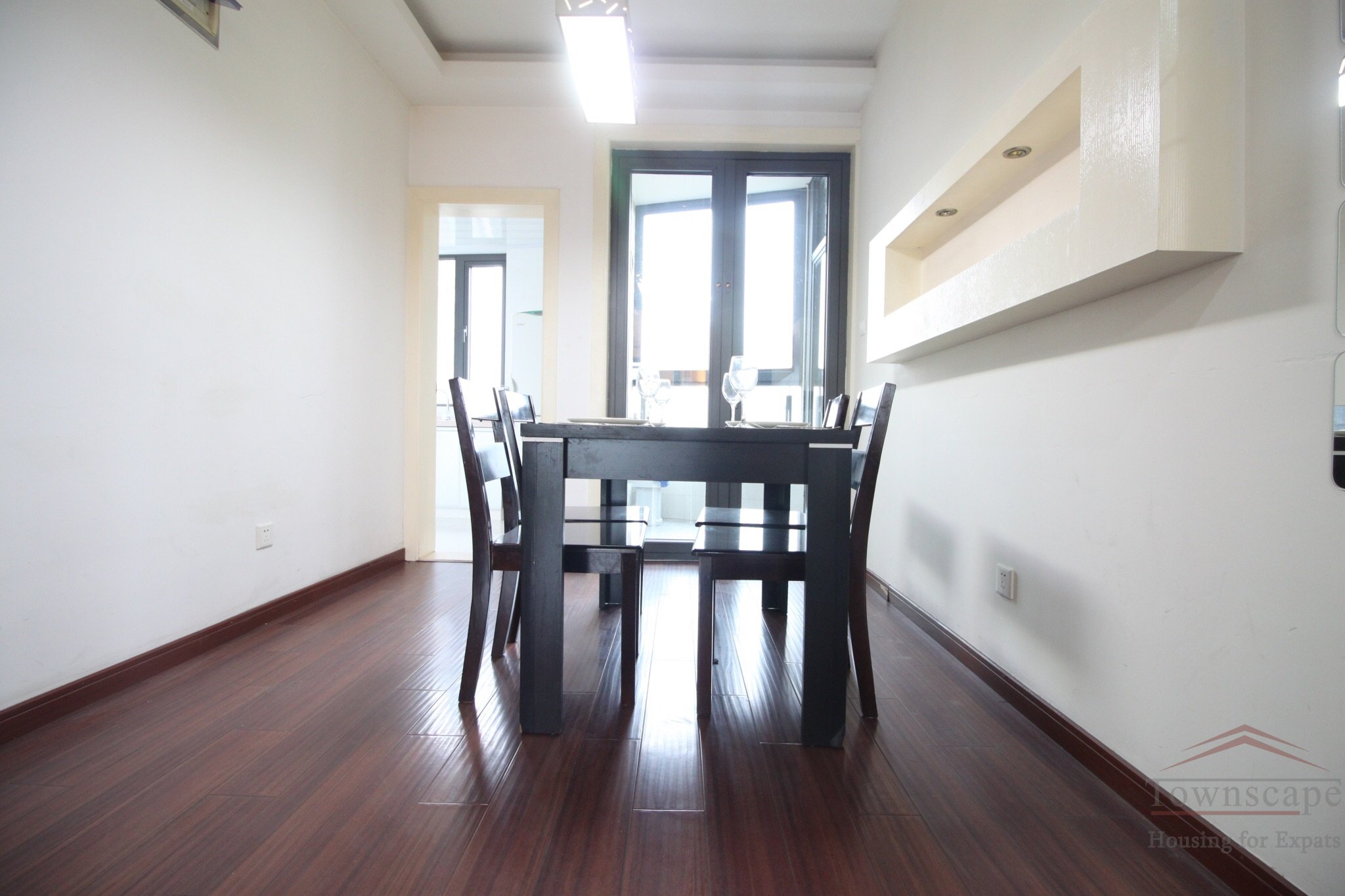 Lujiazui apartment for rent Sunny 3BR Apartment for rent in East Lujiazui, next to Metro station Minsheng Road, Line 6