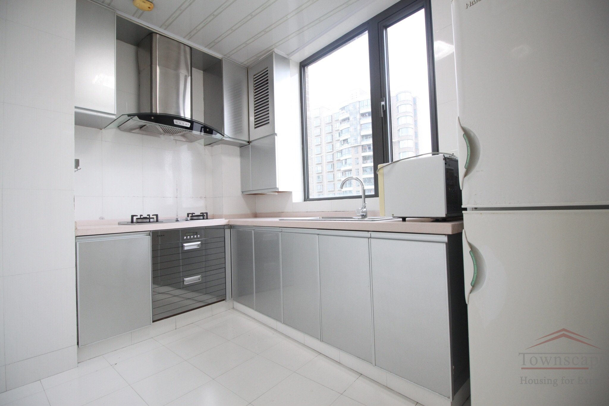 mingshen road apartment Sunny 3BR Apartment for rent in East Lujiazui, next to Metro station Minsheng Road, Line 6
