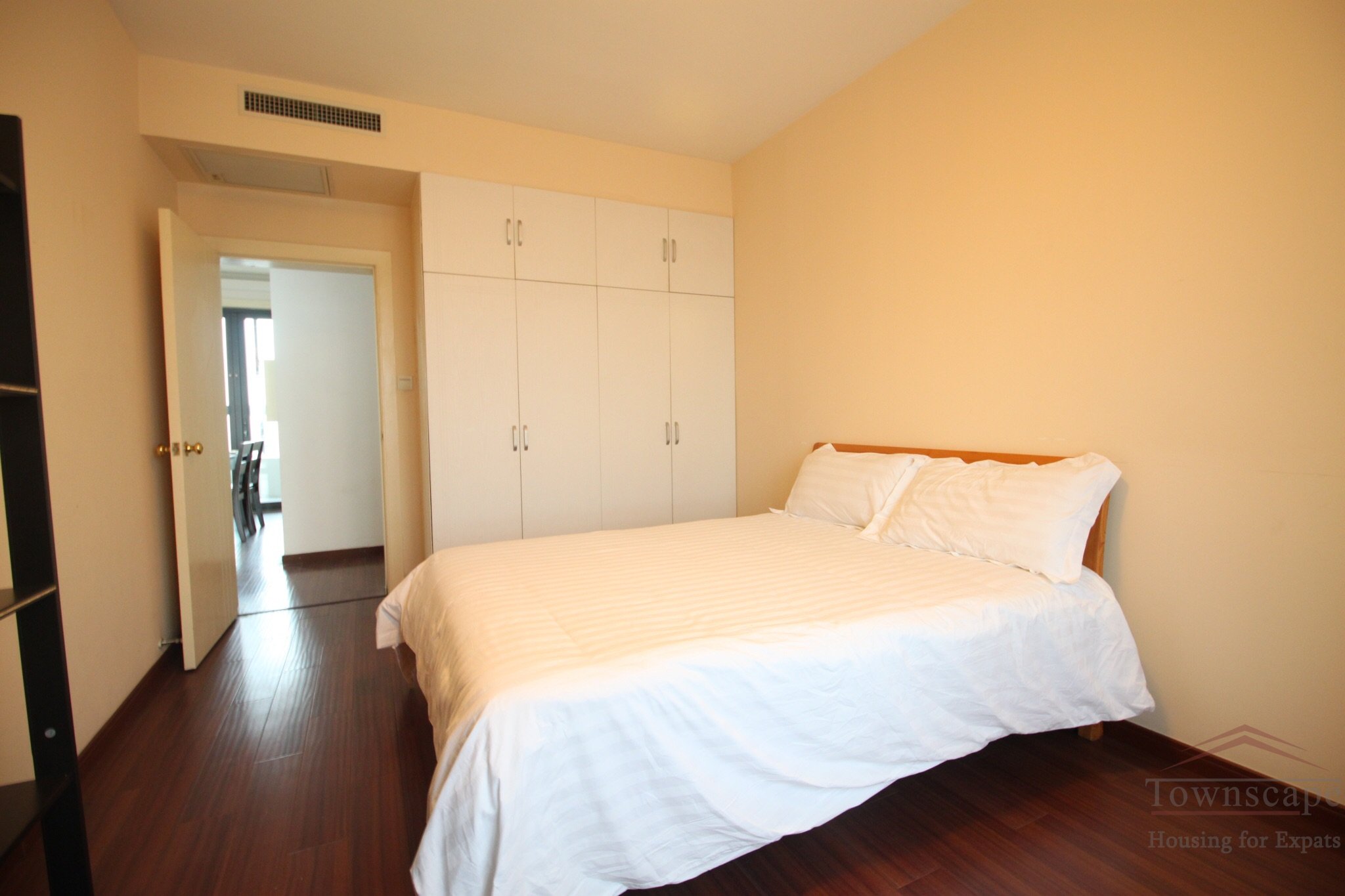 affordable 3br apartment in lujiazui Sunny 3BR Apartment for rent in East Lujiazui, next to Metro station Minsheng Road, Line 6
