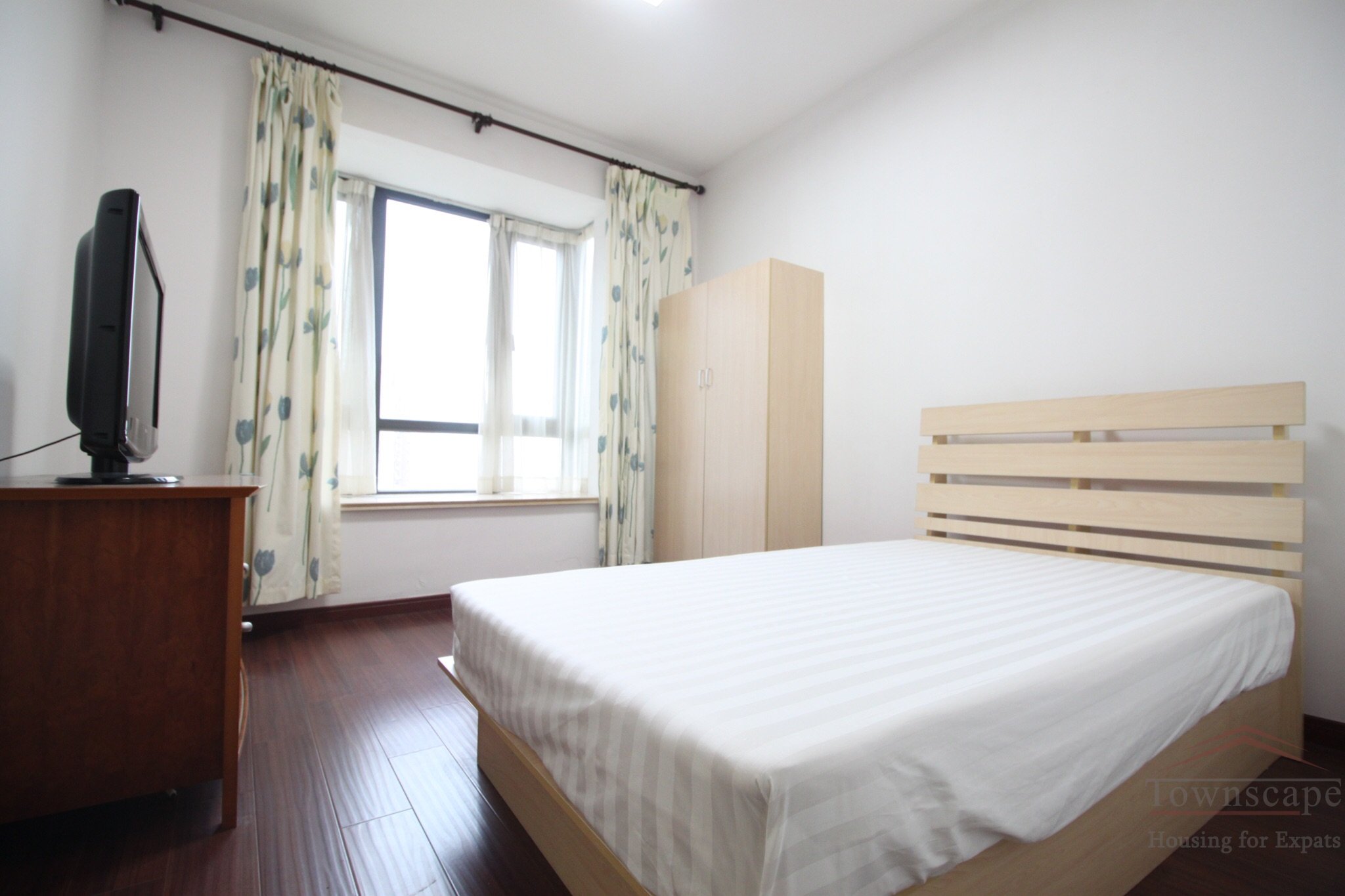 cheap three bedrooms in lujiazui Sunny 3BR Apartment for rent in East Lujiazui, next to Metro station Minsheng Road, Line 6