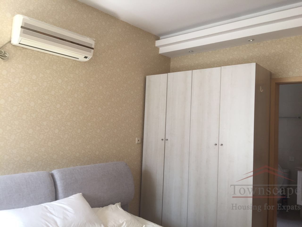  Chic, modern 2BR Apartmentt w/ balcony at Xujiahui