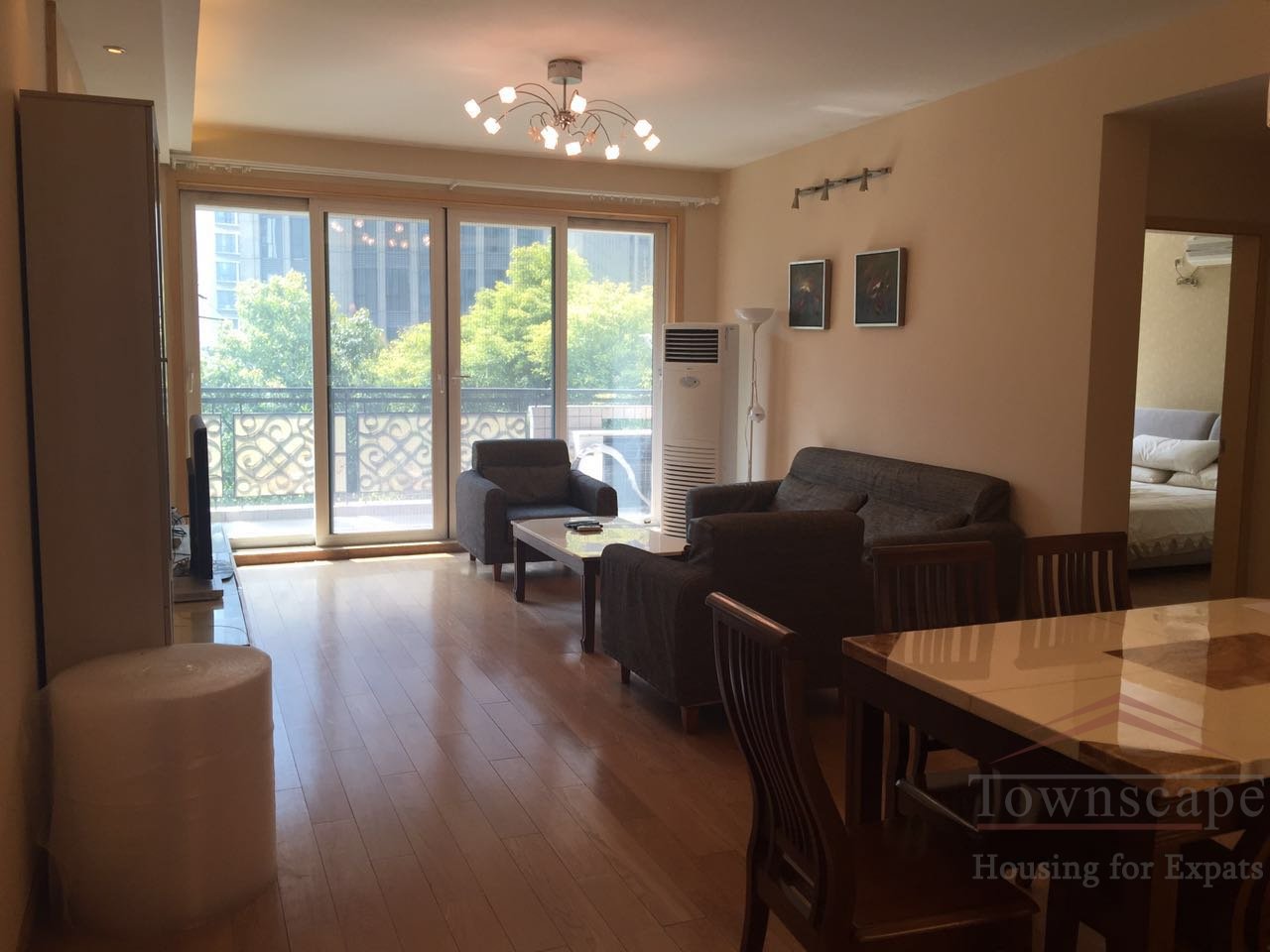  Chic, modern 2BR Apartmentt w/ balcony at Xujiahui