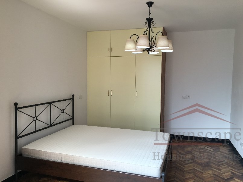  Renovated 1BR Apartment nr Xujiahui Park + Zhaojiabang Rd