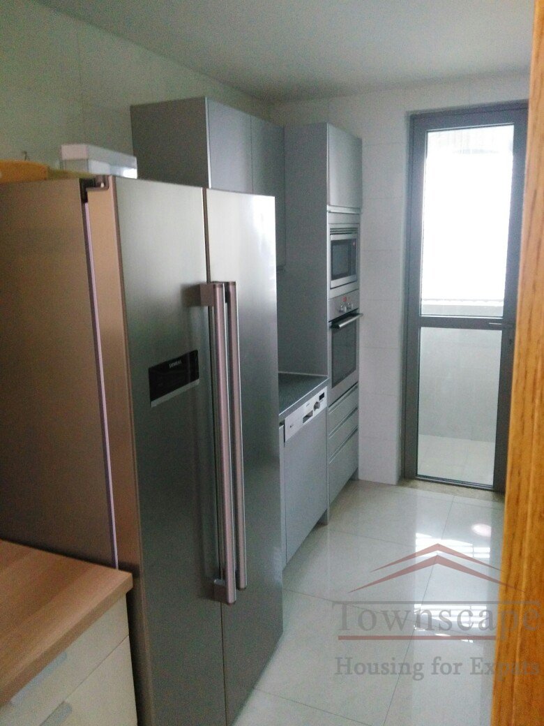  High-floor 3BR Apt right above West Nanjing Road