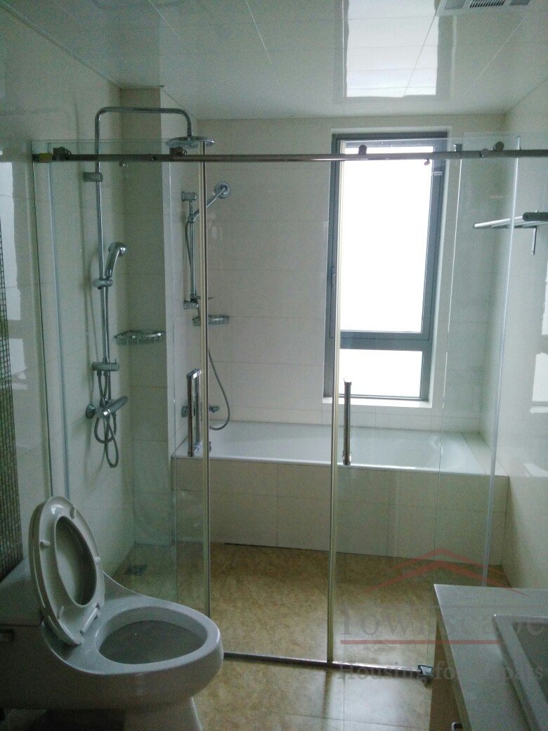  High-floor 3BR Apt right above West Nanjing Road