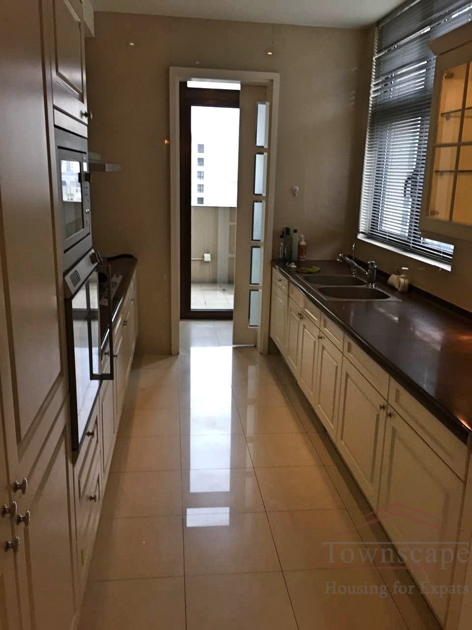 Xintiandi 5br apartment for rent Prestigious split-level triplex w/ 5BR in Lakeville Regency