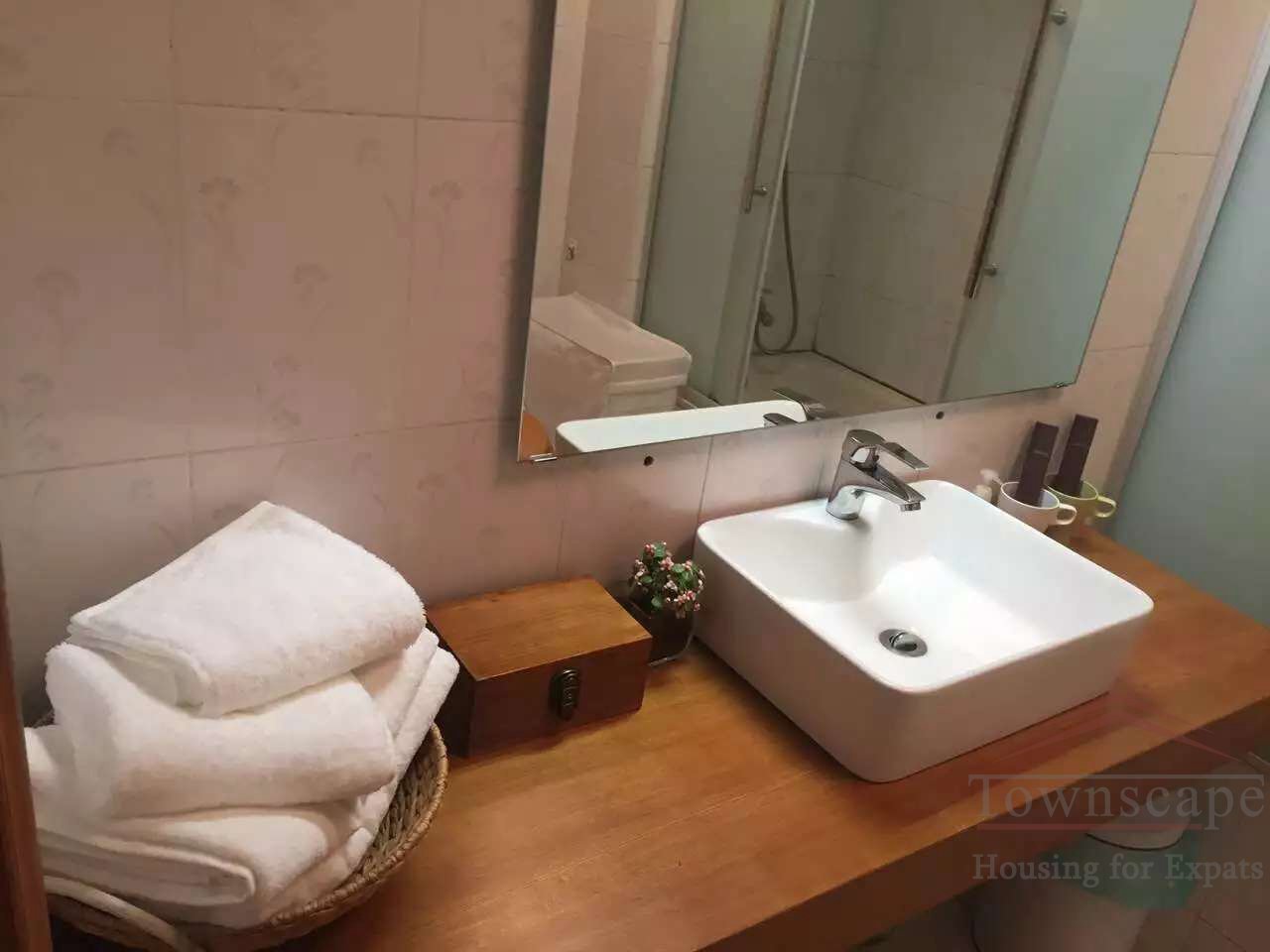 Shanghai apartment for rent 1BR Apartment for individualists at Jiangsu/W Yanan Rd