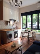  Renovated, sunny studio apartment near Tianzifang