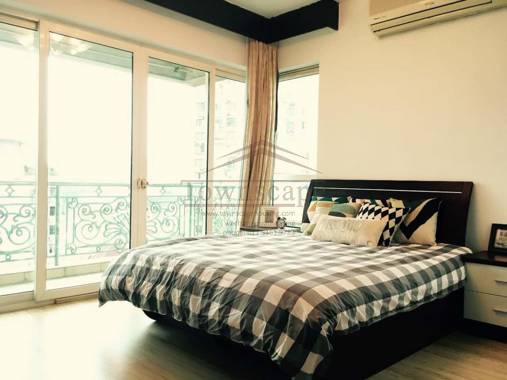  Sunny 2BR Apartment for Rent in Jingan