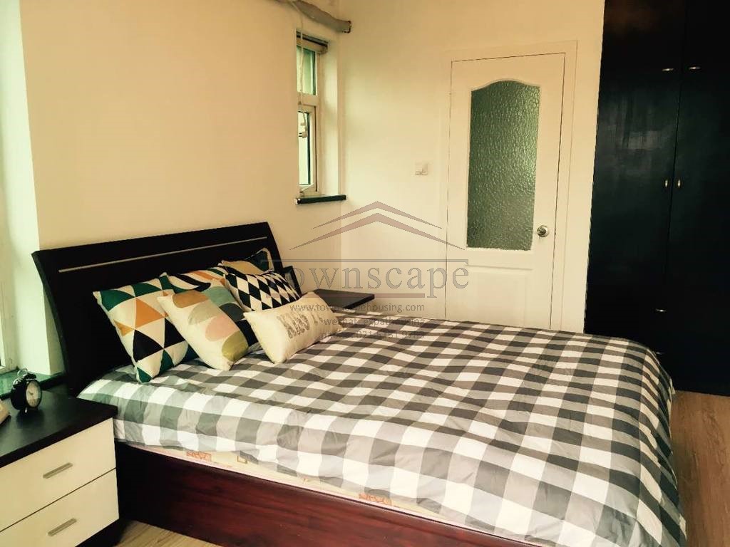  Sunny 2BR Apartment for Rent in Jingan