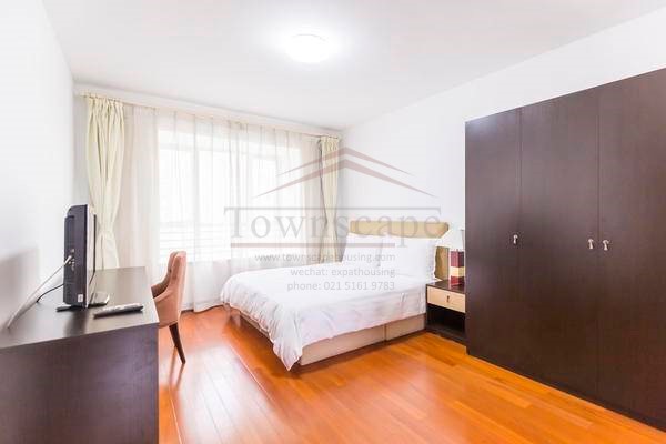  Clean and Bright 3BR Apartment in Changning