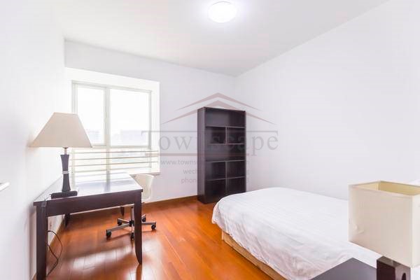  Clean and Bright 3BR Apartment in Changning