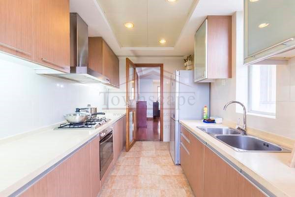  Clean and Bright 3BR Apartment in Changning