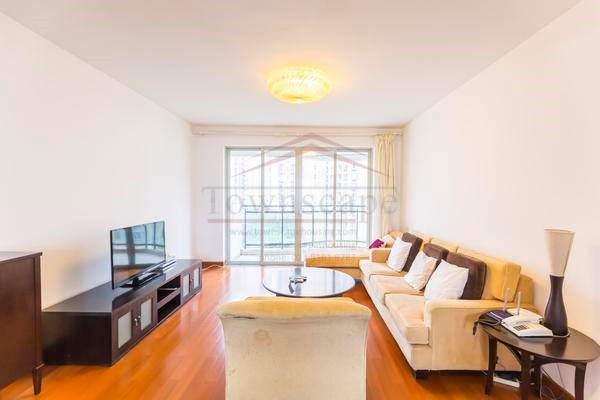  Clean and Bright 3BR Apartment in Changning