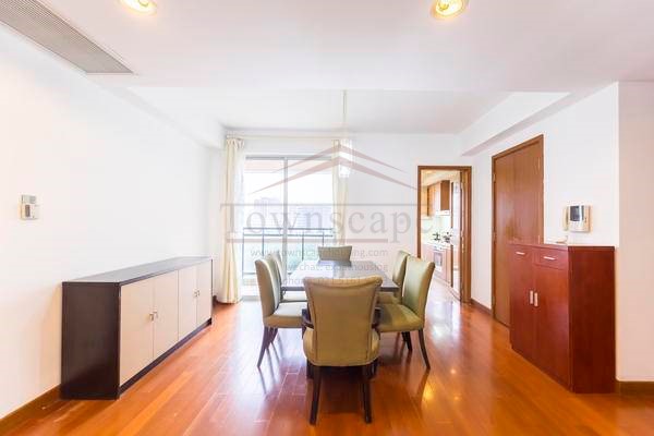  Clean and Bright 3BR Apartment in Changning