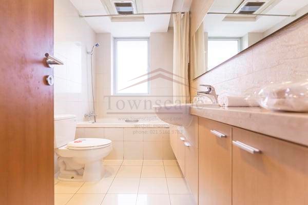  Clean and Bright 3BR Apartment in Changning