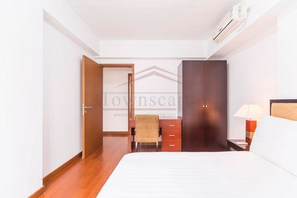  Clean and Bright 3BR Apartment in Changning