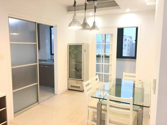 3 bedrooms apartment for rent in Xujiahui Xujiahui: Nice 3 BR Apartment below the Market Price