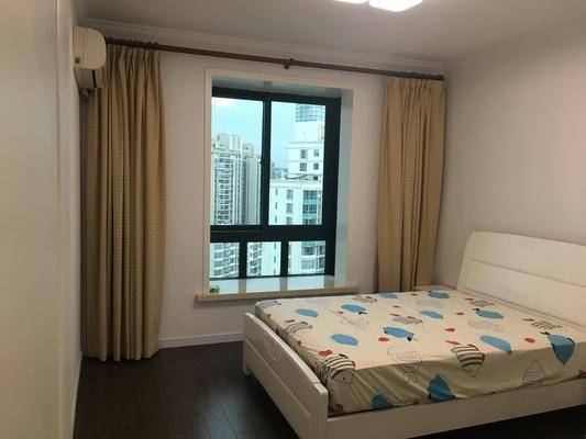 rent flat in Xujiahui Shanghai Xujiahui: Nice 3 BR Apartment below the Market Price