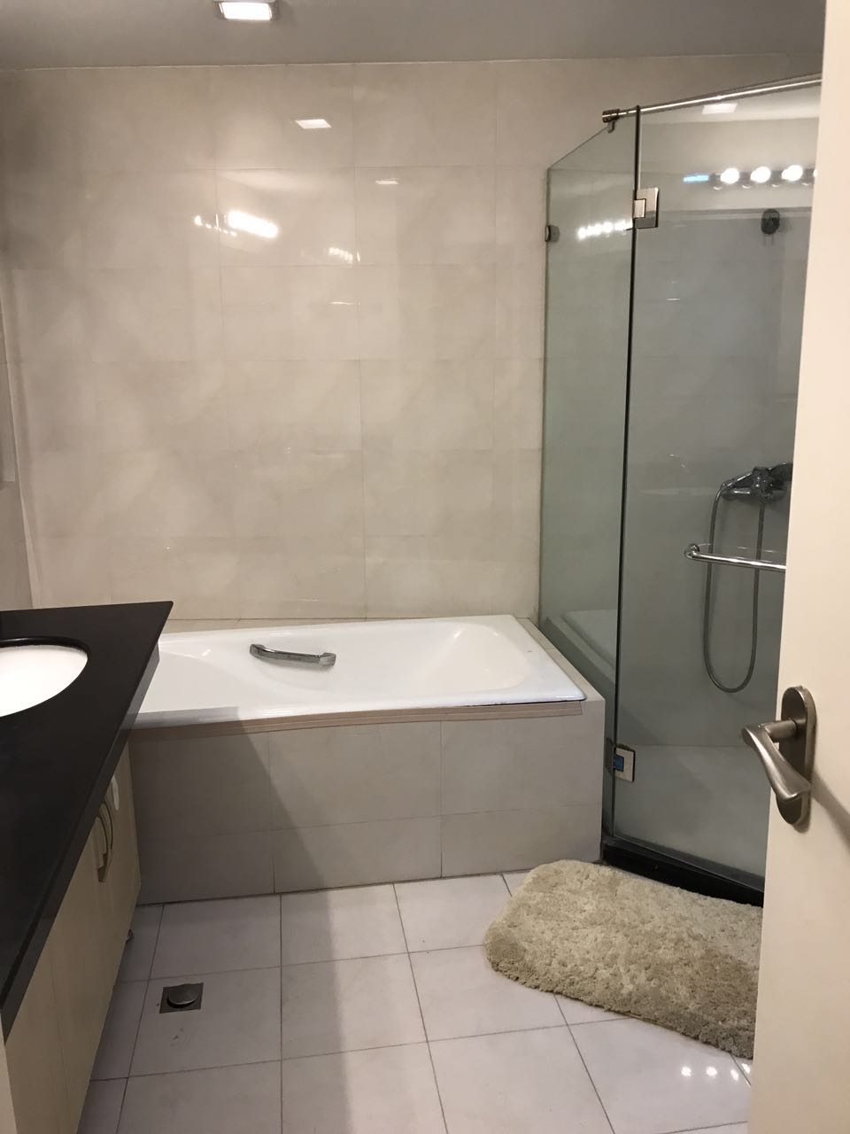 looking for apartment shanghai Spacious and well maintained (176sqm) 3bedroom apartment near Nanjing W Rd in Ladoll for rent
