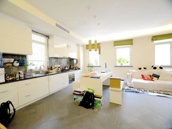  Bright Lane House with Floor Heating in Xintiandi