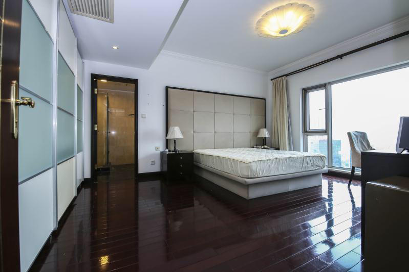  Fully furnished 3BR, 40th Floor Apartment in Lujiazui