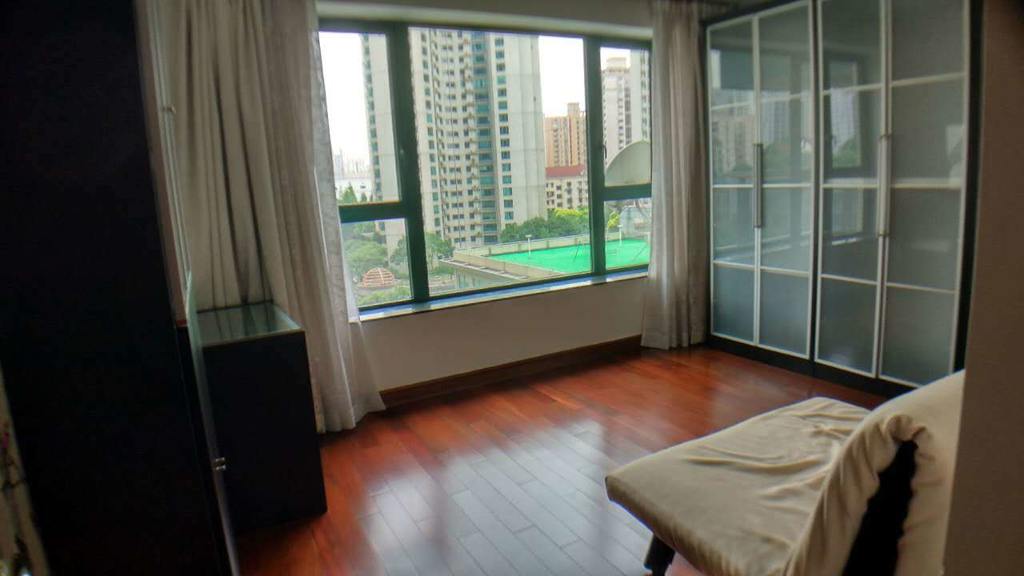  Ample 3BR Apartment in Xujiahui