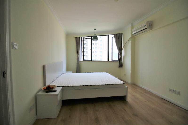  1BR Apartment in Elevator Building in former French Concession