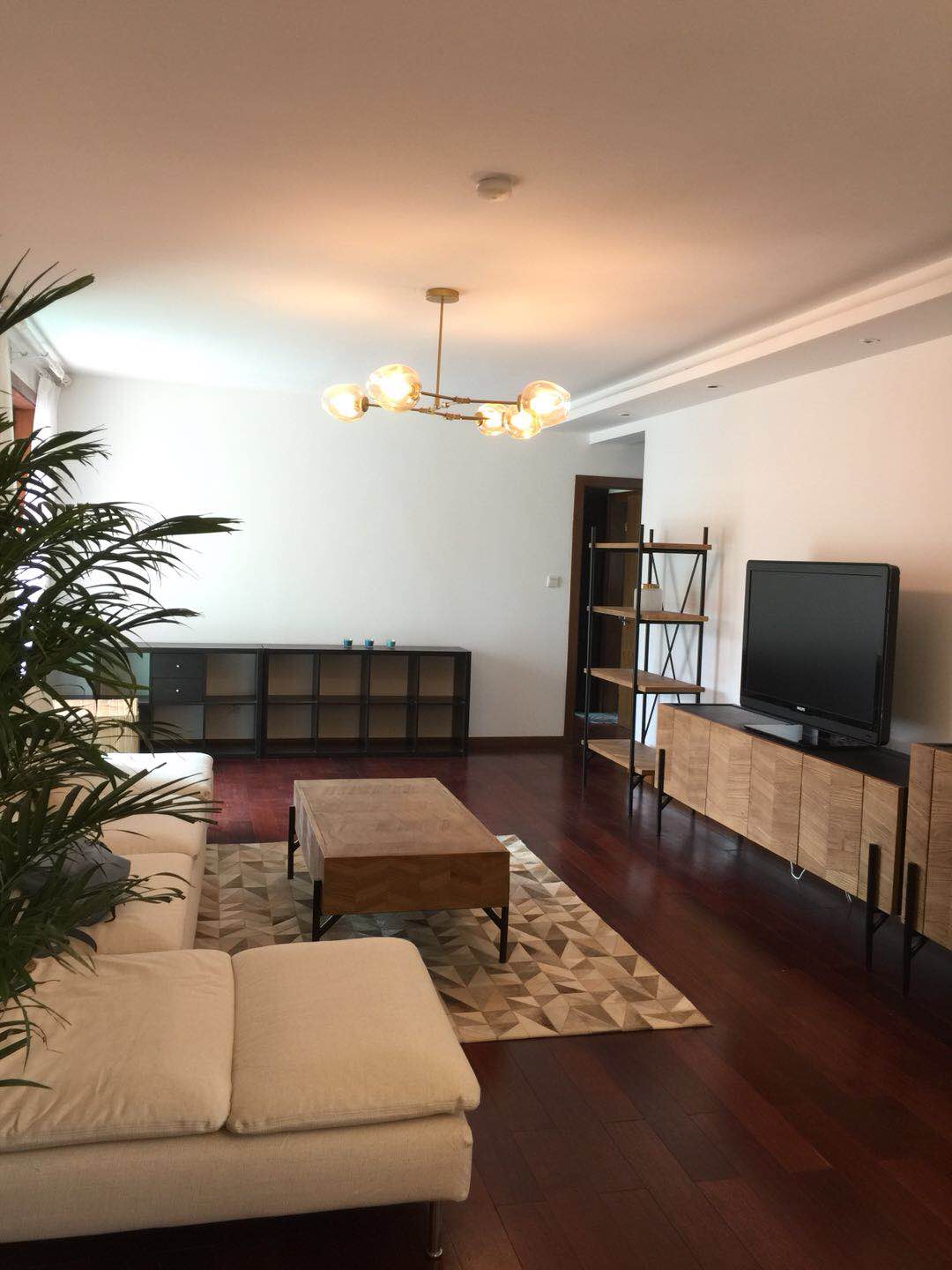  Renovated 3BR Apartment in Good Compound in Xujiahui CBD