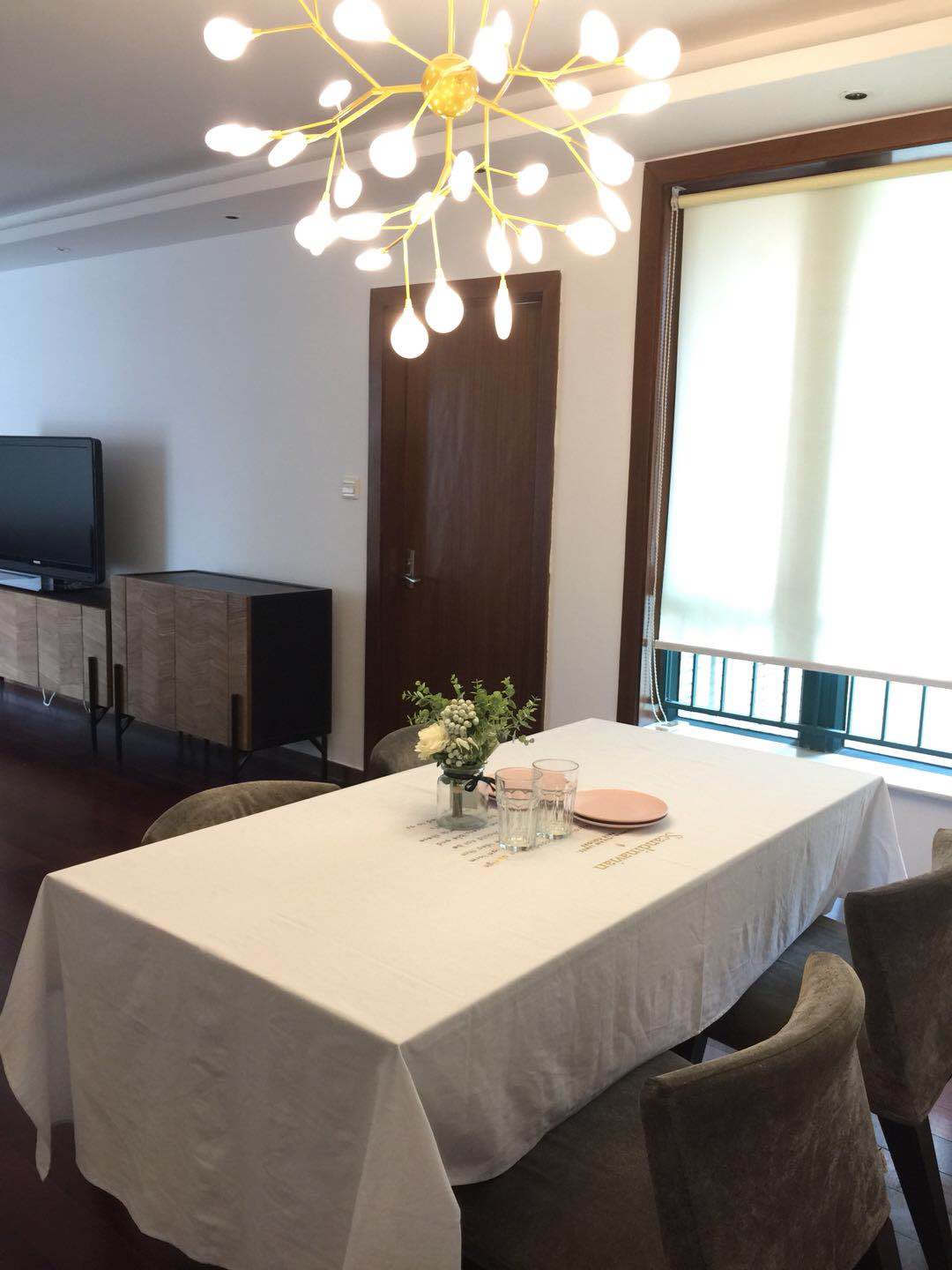  Renovated 3BR Apartment in Good Compound in Xujiahui CBD