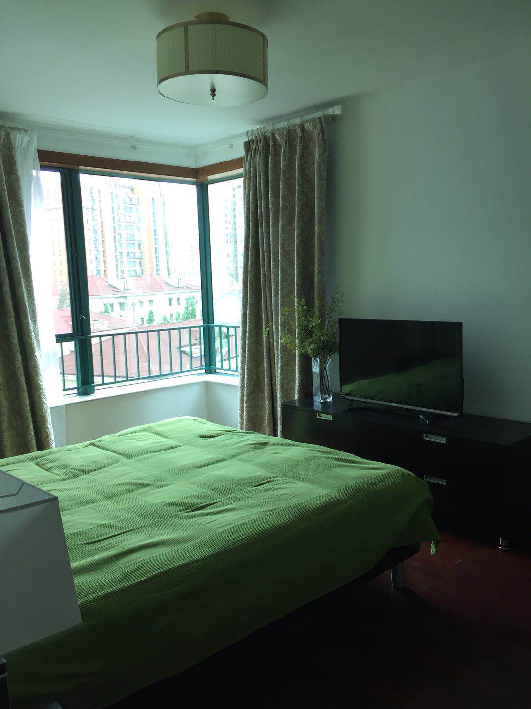  Renovated 3BR Apartment in Good Compound in Xujiahui CBD