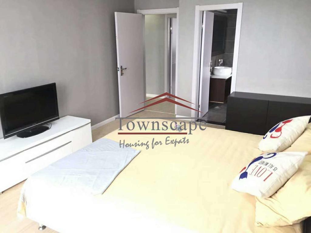  Great Value 4BR Apartment in Jingan