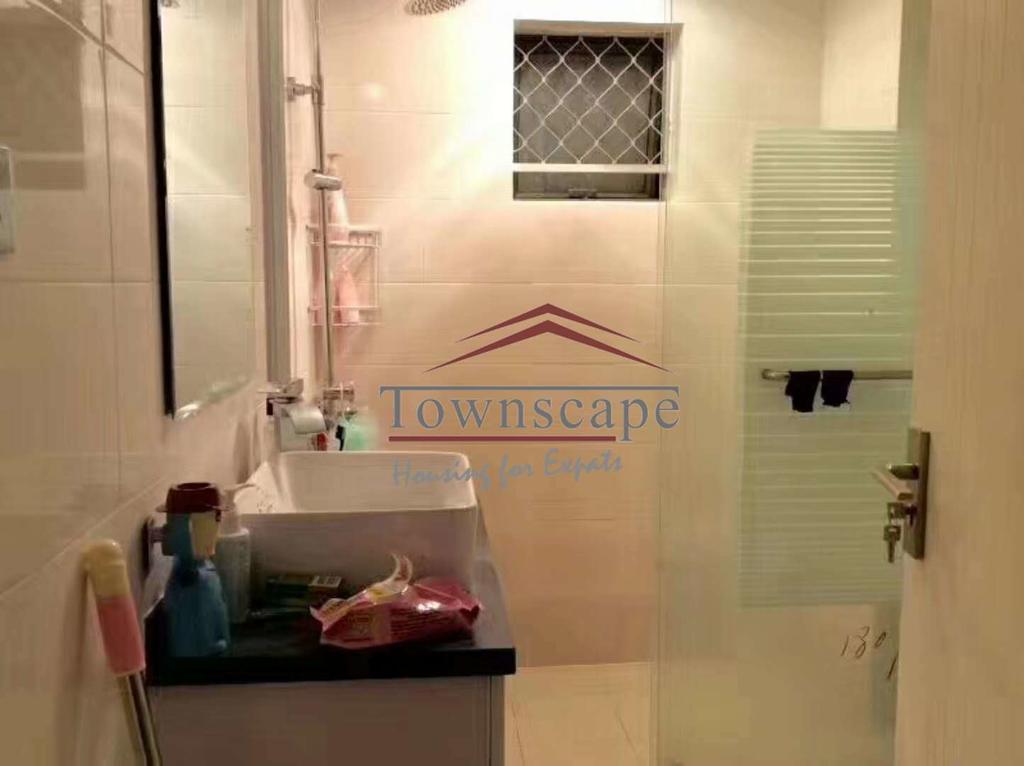  Modern 2BR Apartment in Shanghai Downtown